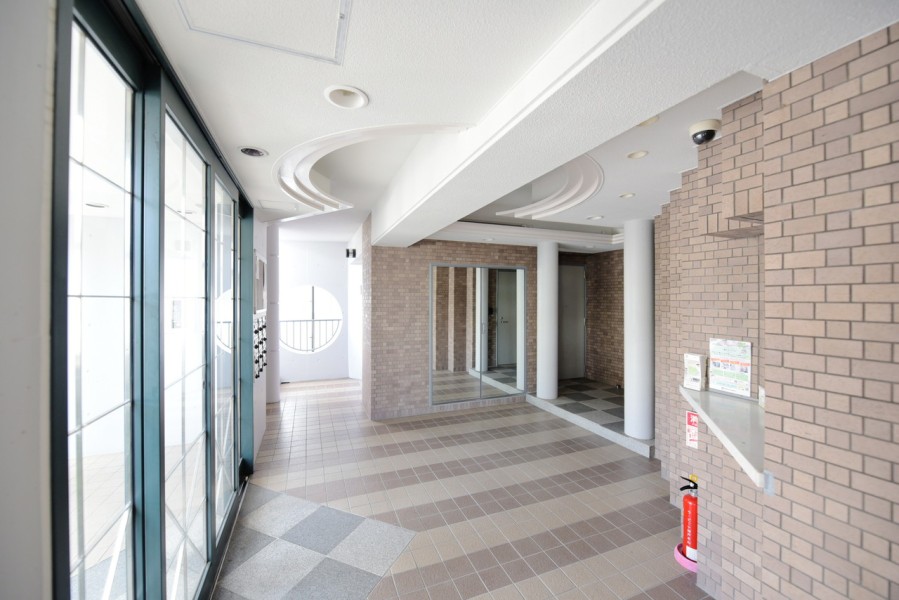 18.平成8年建築、総戸数12戸のマンションです。本山第一小学校まで徒歩8分（約650ｍ）、本山南中学校まで徒歩7分（約500ｍ）で、お子様の通学もしやすい距離です。