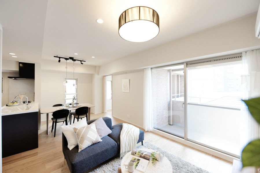 二面採光、南東角住戸で陽当り良好です。ピクチャーレールを設置しましたので、お好みのアートやグリーンでお部屋を演出することができます。優しく温かみを感じる室内です。