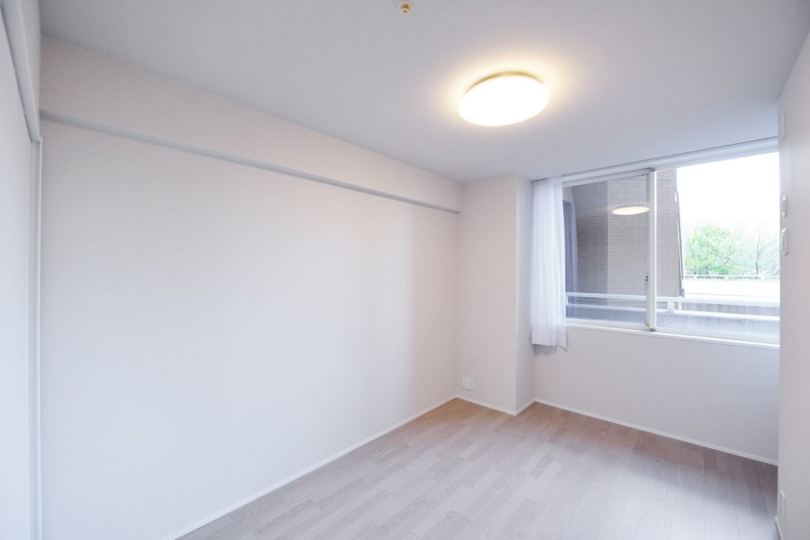 洋室3（約7.2帖）は広々としたお部屋で、ベッドを置いてもゆったり使用できます。静かに心と体をやすめることができる、主寝室におすすめです。