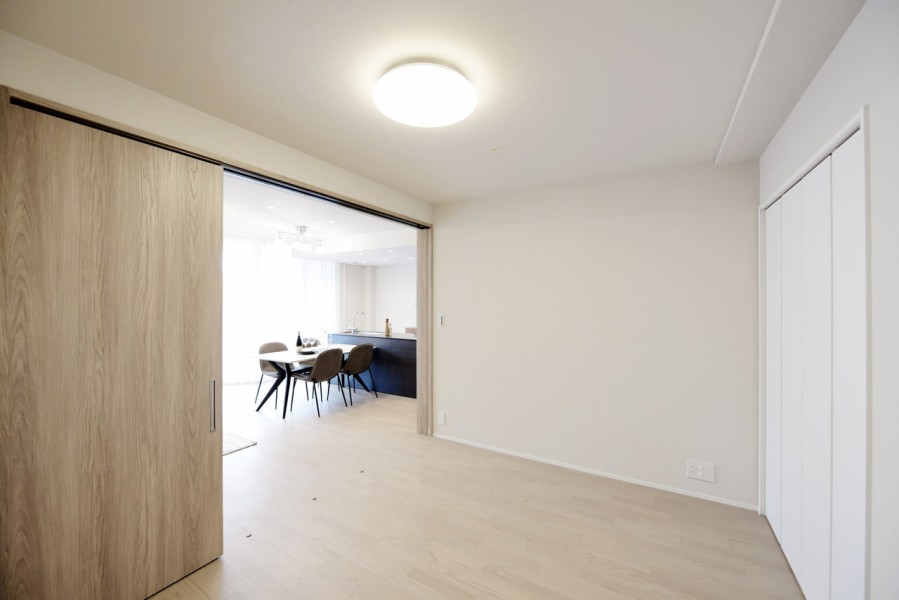 洋室4（約6.1帖）はリビングに隣接しており、扉を開放して拡張リビングとしても使用できる、フレキシブルなお部屋です。お子様が小さいうちは、お昼寝や宿題スペースなどにも役立ちます。