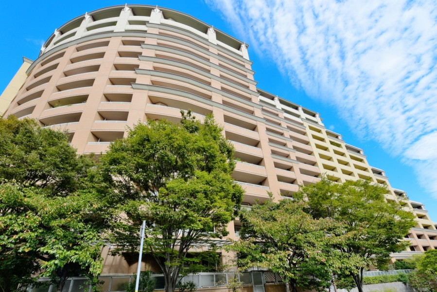 ブラウンのタイル貼りで特徴的な扇形の美しい外観です。ペットの飼育が可能で、近隣には公園もありお散歩しやすい場所です。周辺にはお買い物施設や教育機関なども揃い、子育て環境におすすめです。