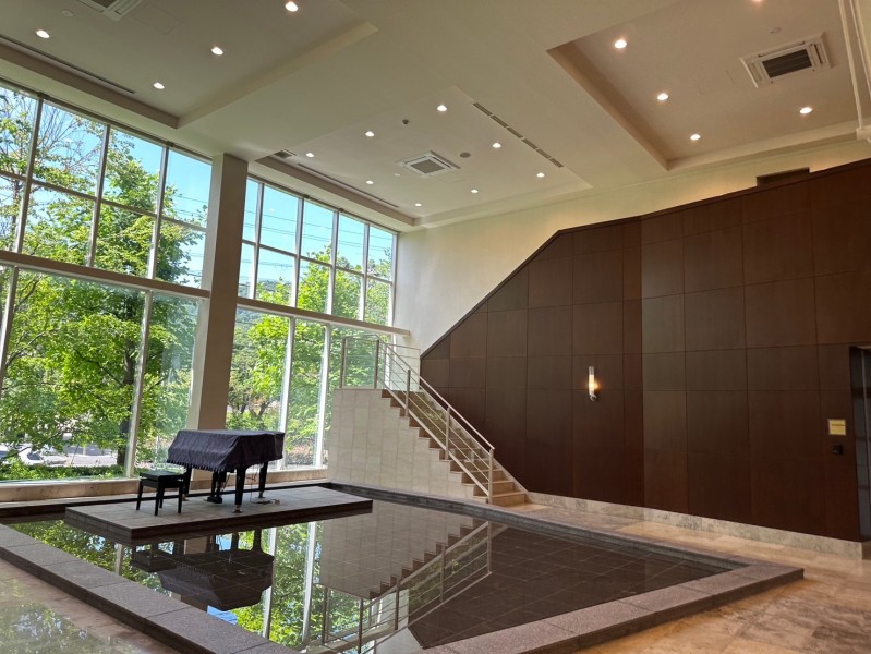 一面ガラス張り、高い天井がホテルや美術館のような美しさです。広い敷地の中に余裕をもって建てられた贅沢な造りです。共用部はいつもきれいに整えられており、管理体制も良好です。