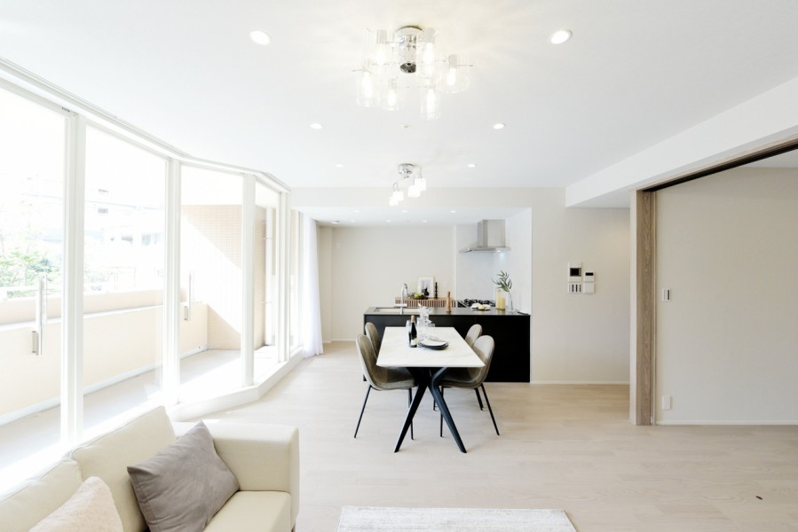 南西向きのバルコニーに面し、大きな窓が開放感をもたらしてくれる家族だんらんの空間です。家具の配置もしやすく、家族が自然と集うスペースになりそうです。どんな家具とも馴染みが良いナチュラルな内装に仕上げました。