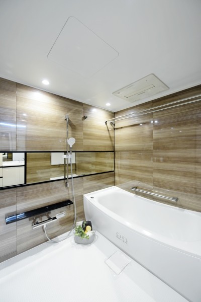 汚れの付きにくい素材を採用した、1620サイズのゆったりした浴室です。日々の疲れを癒し、お子様とのバスタイムも楽しめます。浴室暖房乾燥機完備で、衣類の乾燥や暖房運転など一年中快適にお使い頂けます。