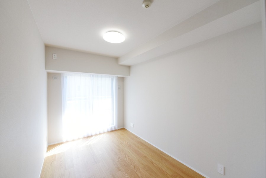 洋室3（約5.6帖）は東向きのバルコニーで優しい光が入ります。作業や課題に集中できる書斎やワークスペース、子供部屋におすすめです。シンプルな内装なので、お好みの空間を演出できます。