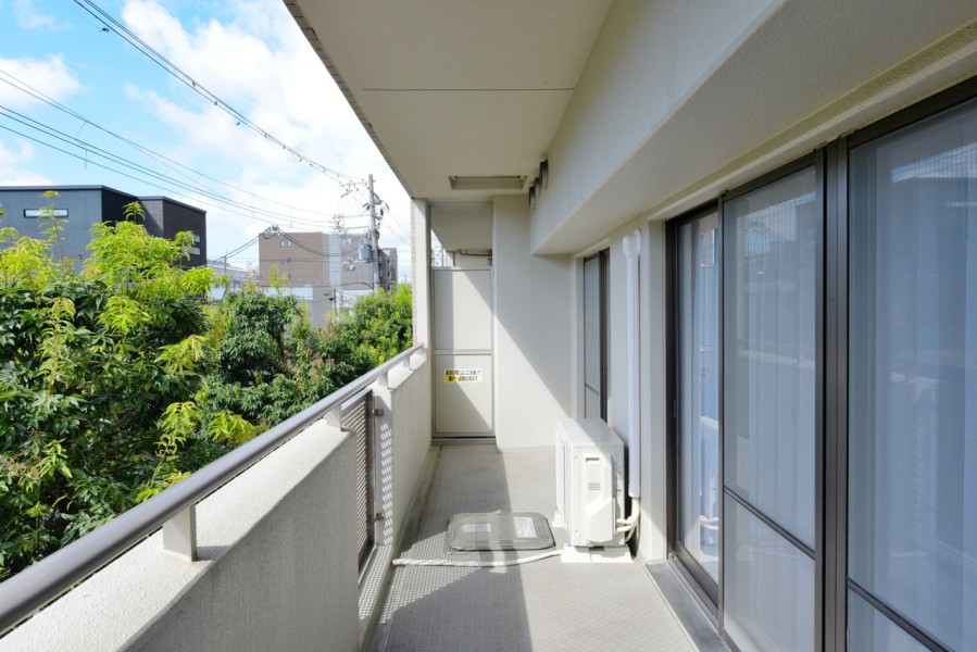 南向きのバルコニーからはお部屋の中に優しい光と風を運びます。幅もゆったりしていますので、気持ちよくお洗濯物が干せそうです。東側にもバルコニーがある、二面バルコニーのお部屋です。