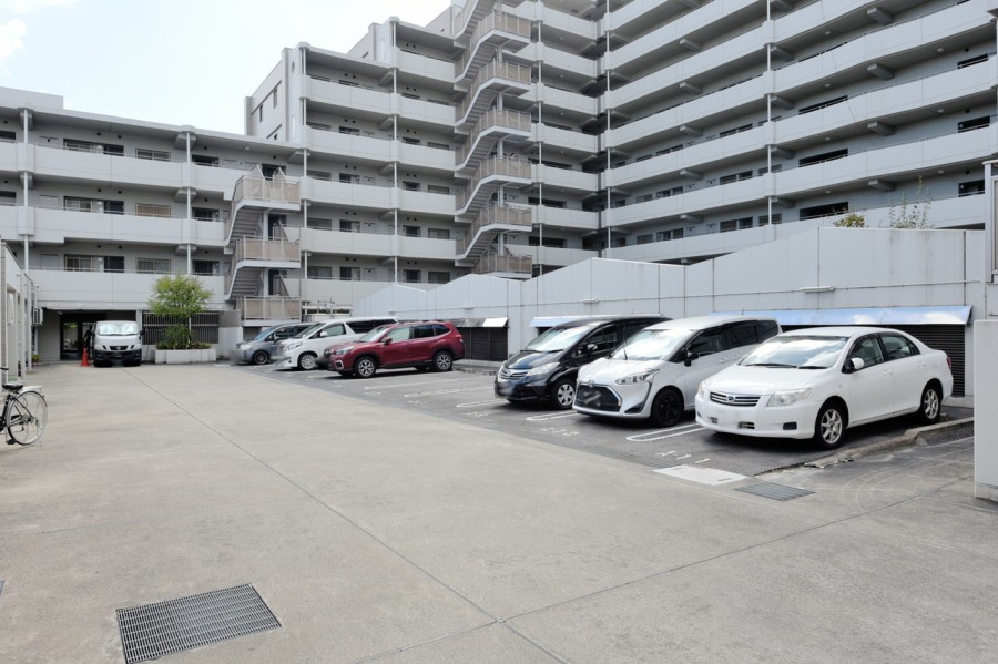 敷地内には平面駐車場が整備されています。（空き状況は要確認） 17.