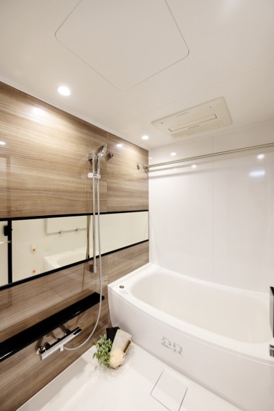 TOTO製ユニットバス新規交換済です。汚れのつきにくい素材を採用し、お掃除もしやすくなっています。浴室暖房乾燥機完備で、梅雨時の衣類の乾燥や、冬場の暖房運転など一年中快適に使用出来ます。