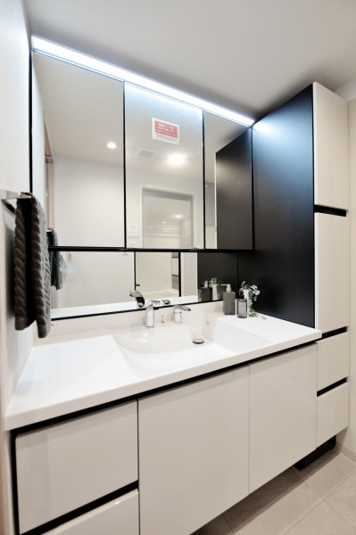 三面鏡裏の収納にトールキャビネットを備えたたっぷりの収納が叶う洗面台です。タッチレススイッチ採用していますので、手を触れずに照明をonoffでき、清潔に使用できます。