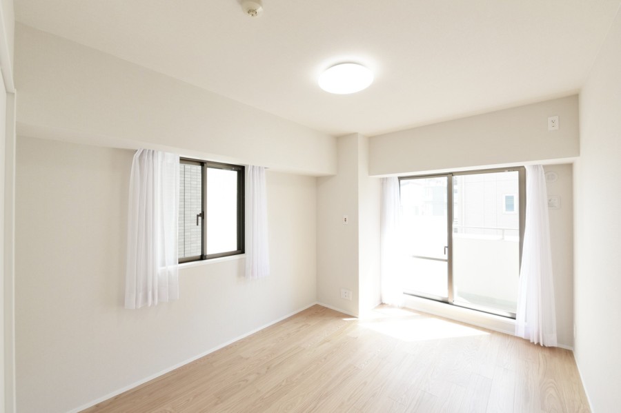 洋室1（約7.1帖）は二面採光で優しい光が入るお部屋です。ベッドの配置もしやすい、ゆったりした居室で、静かに心や体を休めることができますので、主寝室にいかがでしょうか。