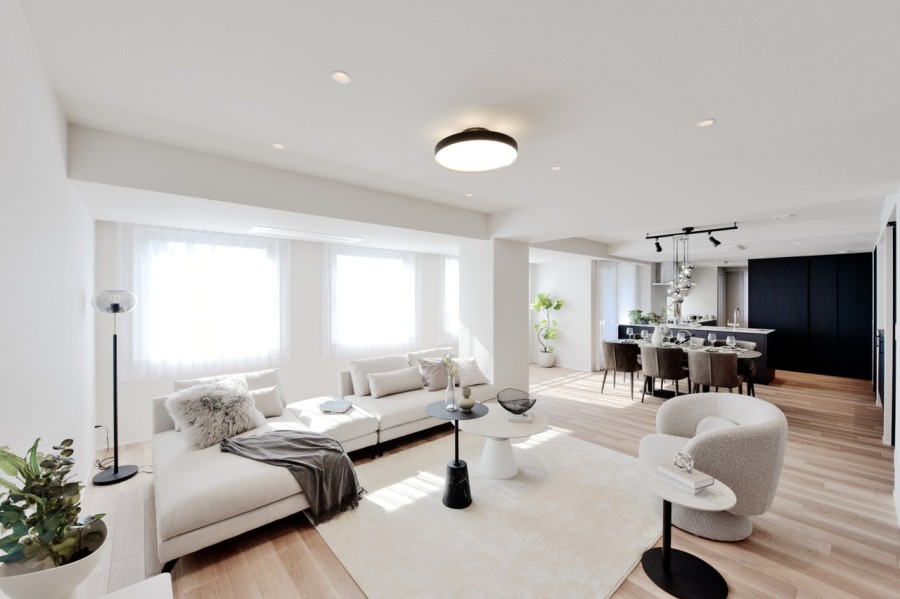 LDKは約35帖の広々とした空間です。南向きの大きな開口部分から、優しい光が差込み、明るく開放的な空間を造り出しています。心地よい光と風を感じる、安らぎと癒しに包まれた場所です。