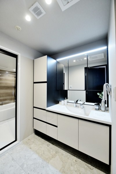 タッチレススイッチで手を差し出すだけで照明をオンオフでき、清潔に使用出来ます。三面鏡裏、カウンター下の収納の他にトールキャビネットを備え付けましたので、小物類が増えがちな洗面廻りもすっきりと整頓出来ます。