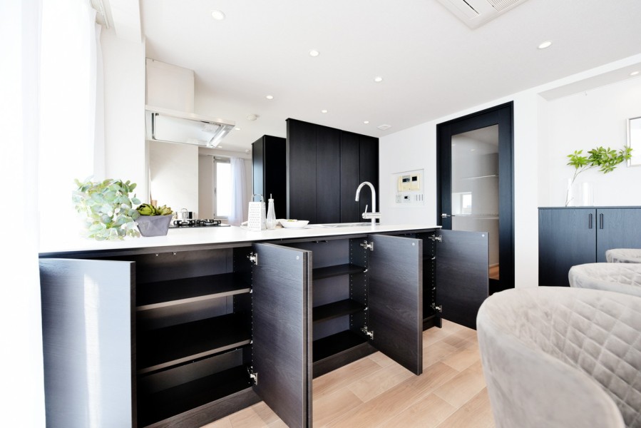 キッチンのシンク下の背面側にも収納を設置しました。お気に入りの食器類やカトラリー、家族のテーブルセットなどの収納に便利です。リビングやキッチンに物があふれずに、整頓された空間を保てます。