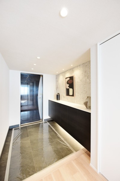 玄関にはシューズボックスの隣に玄関収納を設置しました。大容量の収納量を備え付け、玄関はすっきり片付きます。ピクチャーレールを設置しましたので、お好みのアートを気兼ねなく飾ることができます。