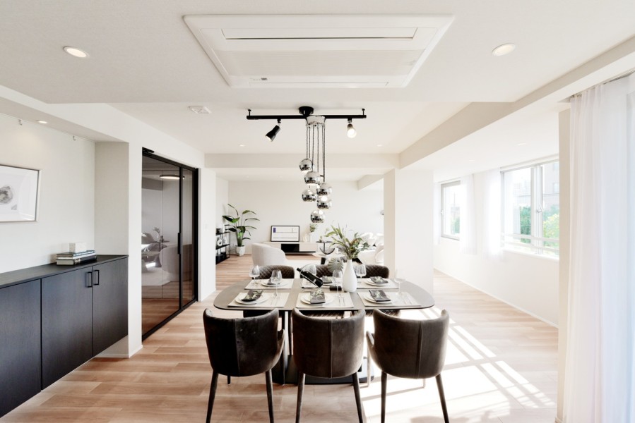 統一感のあるすっきりと明るい印象のLDKは、家族団らんの場にも、ゲストを招いてにぎやかに過ごすのにもピッタリです。床材にはトリニティを使用、素足でも心地よい肌触り、美しい木目が上質な空間を演出しています。