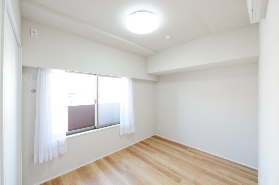 洋室2（約5.2帖）は北側の窓から優しい光が差しこみます。リビングから離れて静かに自分の時間や課題に集中できる、ワークスペースや書斎としてもおすすめです。