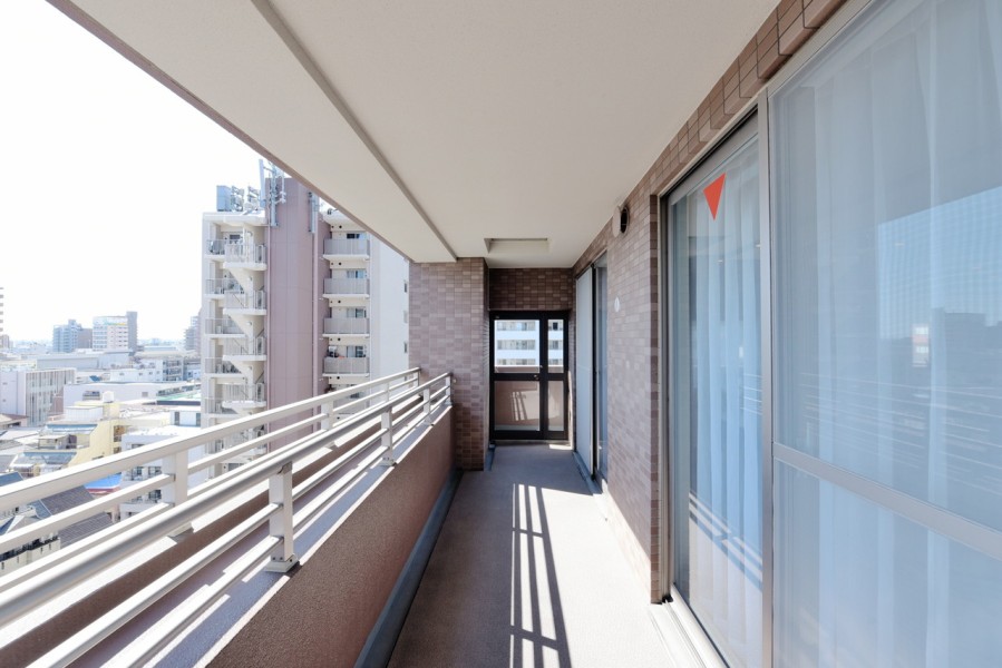 南と西にＬ字型のバルコニーが広がり、お部屋の中に優しい光と風を届けてくれます。北側にもバルコニーがある両面バルコニーのお部屋ですので、室内を快適な空間に保ってくれます。