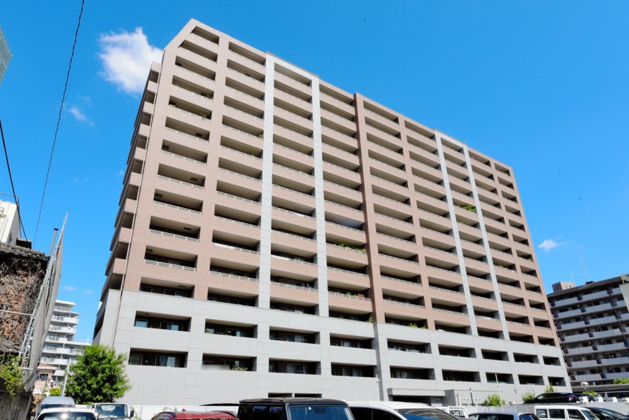 天王寺駅から5分の好立地、4路線利用可能で通勤・お出かけに便利な立地です。総戸数126戸の大規模コミュニティ、2001年建築です。常盤小学校350ｍで、お子様の通学も安心です。