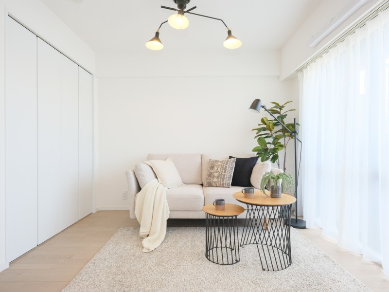 ダイニングに隣接する、明るい洋室3です。普段は引き戸を開放し拡張リビングとして使ったり、来客時は引き戸を閉めてプライベート空間を隠したり、フレキシブルにお使いいただけます。