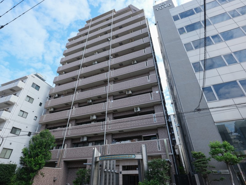 ライトブラウンの重厚感あるタイル貼りの外観が特徴の綺麗なマンションです。徒歩2分の距離に大横川親水公園があり、緑に恵まれた住環境です。