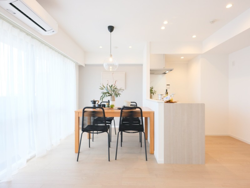 グレーのアクセントクロスを取り入れたナチュラルテイストのお部屋は、上質で洗練された居心地の良い住空間です。ピクチャーレールを設置したのでお気に入りのアートやグリーンを飾りインテリアを楽しめます。