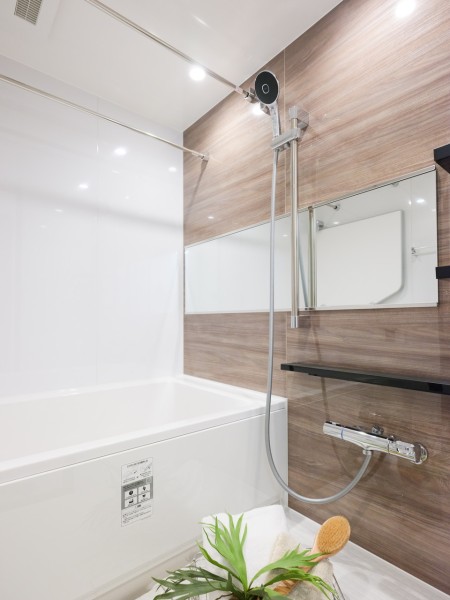 1日の疲れをしっかりと癒してくれるバスルームです。ゆったりとしたバスタブで毎日のお風呂時間を心ゆくまでお楽しみいただけます。