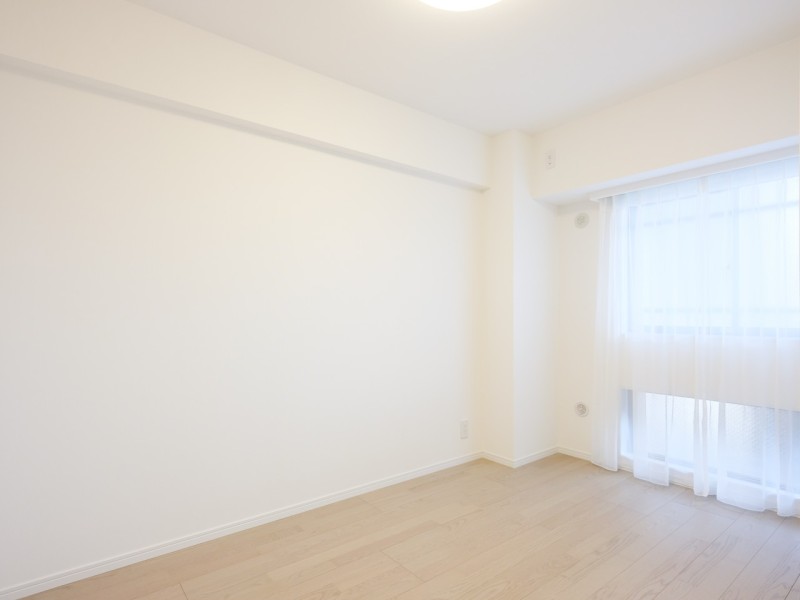 約4.5帖の洋室1は、廊下からアクセスする独立したプライべート空間です。大きな窓から自然光が注がれ、のびのびとお過ごしいただけるお部屋です。