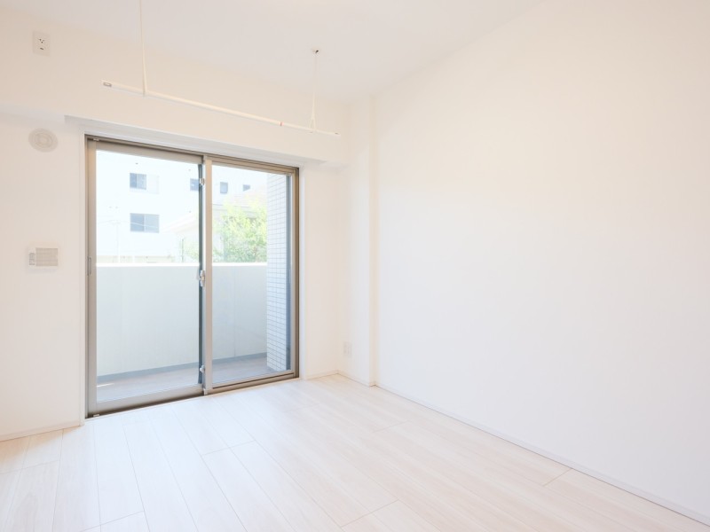 南東向きのバルコニーに隣接した差し込む光が心地よい洋室1です。明るく、過ぎゆく時間をのんびりと感じることができる空間です。