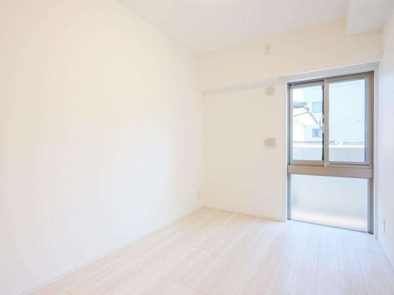 洋室2にも明るい自然光が注がれます。のびやかな空間の中で、ほっと一息つけるやすらぎの時間が流れます。主寝室としても、勉強や読書など落ち着いて作業したいときにもぴったりのお部屋です。