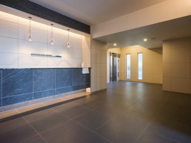 気品溢れるエントランスホールです。広々とした空間で心地よい安らぎに満ちた暮らしへ導いてくれます。オートロック・宅配ボックス完備です。