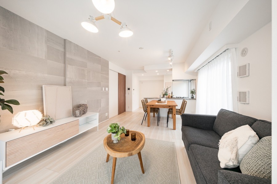 あたたかな光が降り注ぎ、穏やかな時間に纏われたリビングダイニングです。解放感溢れるお部屋はご家族団らんのひとときを大切に、より快適にお過ごしいただける空間です。