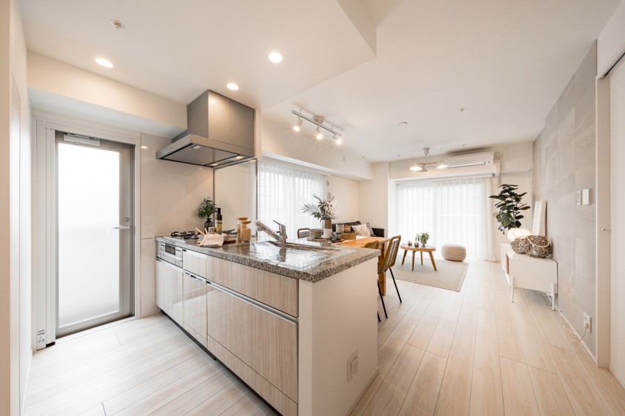 窓からの日を取り込む明るいキッチンです。キッチン横の扉はバルコニーにつながっているので、スムーズな家事が可能な動線です。