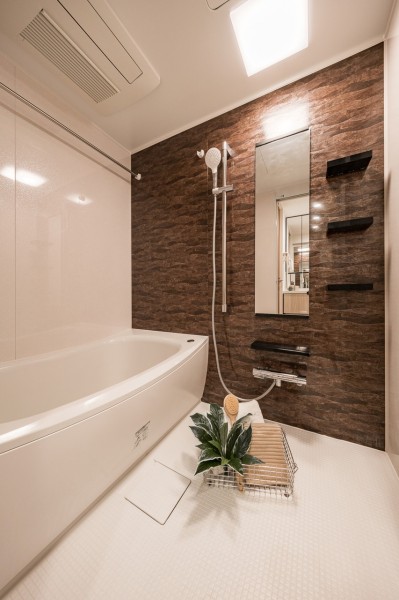 毎日のバスタイムを贅沢に、豊かにしてくれるバスルームです。美しいカーブと全身を包み込むような入浴感が特長の浴槽は、くつろぎの空間を演出してくれます。