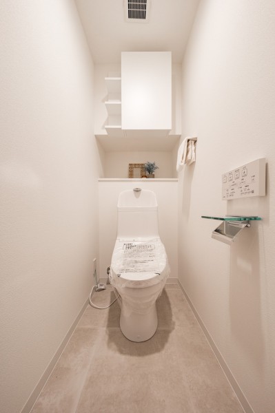 優れた節水効果や汚れが付きにくい便座など、ほしかった機能が揃ったTOTO製ウォシュレット一体型トイレを新規設置しました。吊戸棚も設置しましたので、収納も便利です。