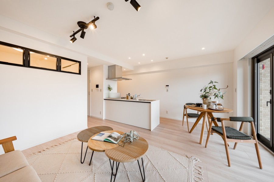 あたたかな光が降り注ぎ、穏やかな時間に纏われたリビングダイニングです。居心地の良いリビングはシンプルで洗練された佇まいを感じさせるお部屋で、家族も快適にくつろぐことができそうです。