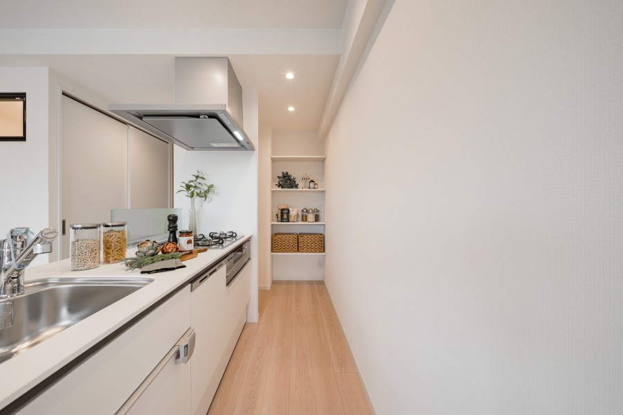 キッチンの奥には使い勝手の良い収納棚を備え付けました。細々としたキッチンツールやスットク食品などの保管にもお使いいただけます。汚れを落としやすいガラストップのコンロやディスポーザー、浄水器付きです。