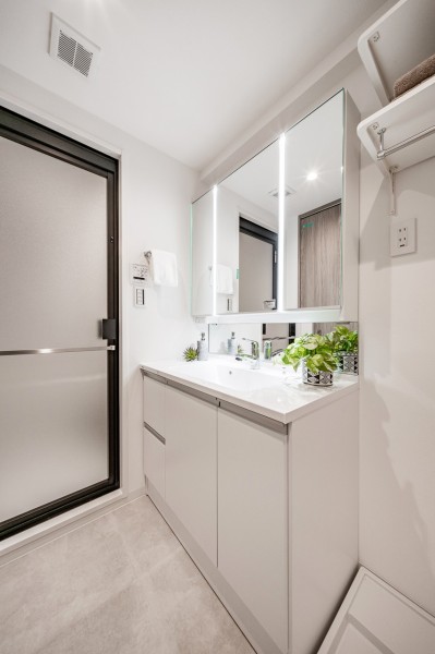 高機能なPanasonic製洗面化粧台を新規設置。三面鏡裏や足元の収納など使いやすさも兼ね備えています。入浴後の豊かな時間を演出し、心からくつろげるプライベート空間です。