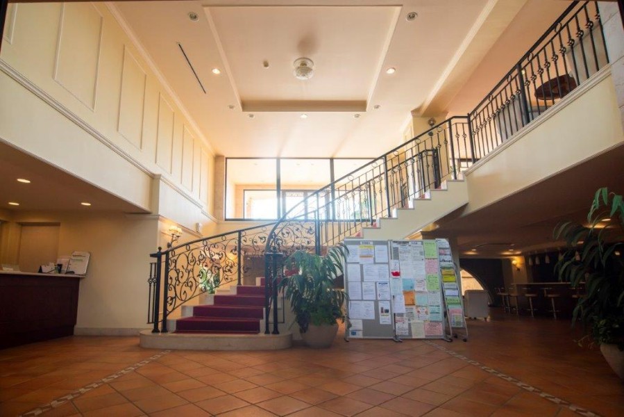 ハイグレードな暮らしを予感させる吹抜けのエントランスホールです。ゲストルームやサウナ、サーフボード置場など豊富な共用施設が充実しています。