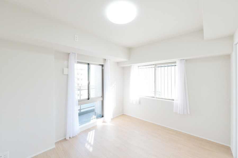洋室1（約6.5帖）は二面採光で優しい光が入ります。凹凸も少なく、ベッドを置いてもゆったり寛げますので主寝室におすすめです。シンプルな内装で、ゆったりと心と体を休めることができます。
