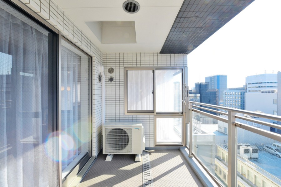 12階部分の南東角住戸、南向きバルコニーで明るい光をお部屋に運んでくれます。全室が二面採光になっており、快適な空間を保ってくれます。