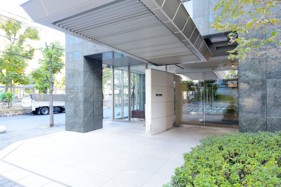 近隣には大阪天満宮、堀川戎といった大阪で昔から親しまれている名所もあります。飲食店や小売店が多く並ぶ天神橋筋商店街があり、日常のお買い物も便利です。