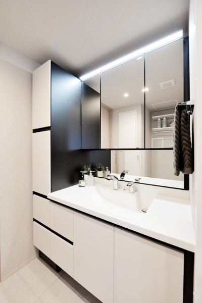 LIXIL製の洗面台は大きな三面鏡に収納がたっぷり、使いやすいを追求しています。トールキャビネットを設置しましたので、リネン類も収納しやすくなりました。タッチレススイッチ採用で手をかざすとオンオフ出来ます。