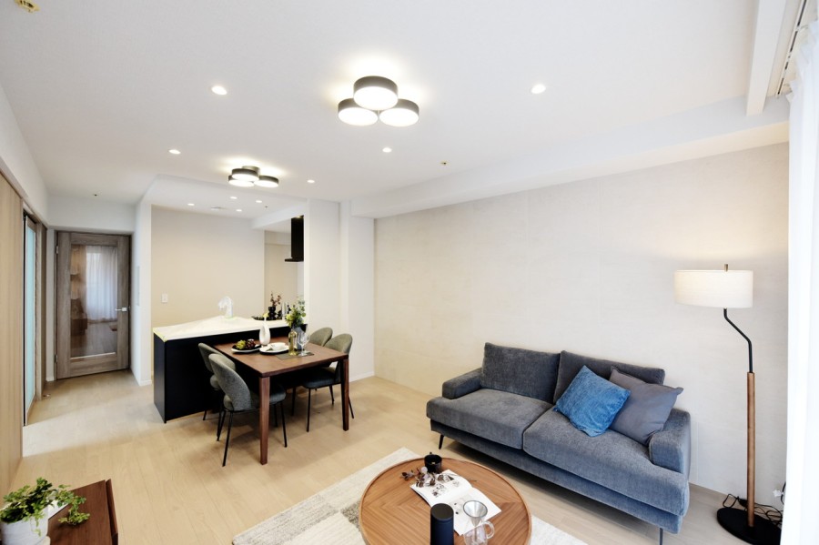 12階部分の南東角住戸で、陽当たり・通風・眺望良好です。LDKは約14.3帖の広さがあり、床暖房完備です。冬場でも足元からぽかぽか快適に家族がゆったりくつろぐことができます。