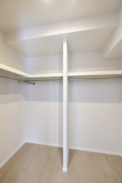 洋室1はハンガーパイプに枕棚を備え付けた大容量のウォークインクローゼットを設置しました。お気に入りのお洋服やかさばりがちなアウター、バッグや小物類などすっきりと整頓できます。
