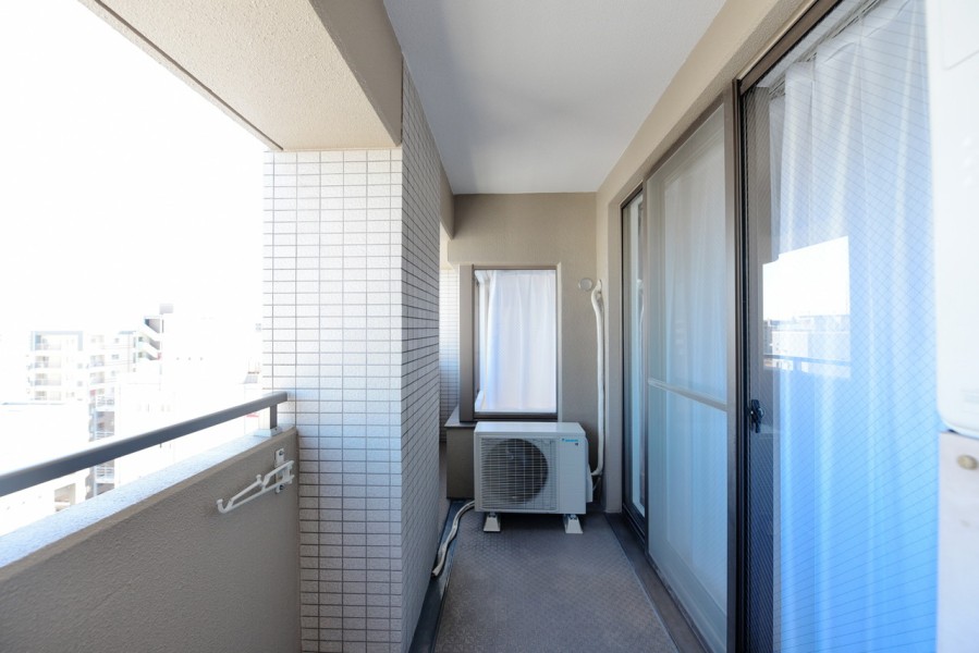 東側に向かうバルコニー、12階部分で前面を遮る物はなく、開放感をもたらしてくれます。気持ちの良い朝日がリビングに入り、家族の一日のスタートを後押ししてくれます。