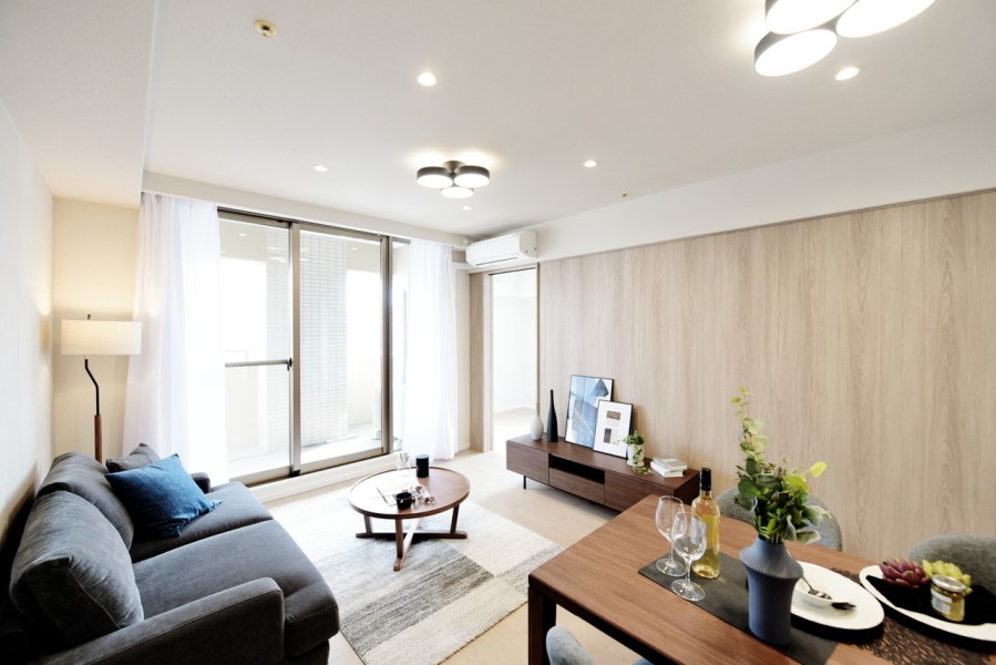 縦長のリビングで家具の配置もしやすくなっています。壁タイルや化粧板で、落ち着いたナチュラルな空間を演出しています。どんな家具とも馴染みが良く、家族が穏やかに集える空間となりました。