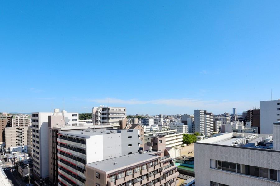 12階部分で前面を遮る建物は無く、開放感あふれる眺めが魅力的です。時間や季節とともに変化していく大きな空を眺めながら大きく深呼吸、一日の疲れをリセット出来る空間です。