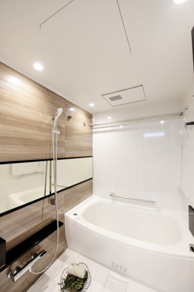 TOTO製ユニットバス新規交換済みです。床や鏡は汚れの付きにくい素材を使用し、毎日のお手入れも楽々です。浴室暖房乾燥機完備で、梅雨時の衣類の乾燥や暖房運転など一年中快適にご使用頂けます。