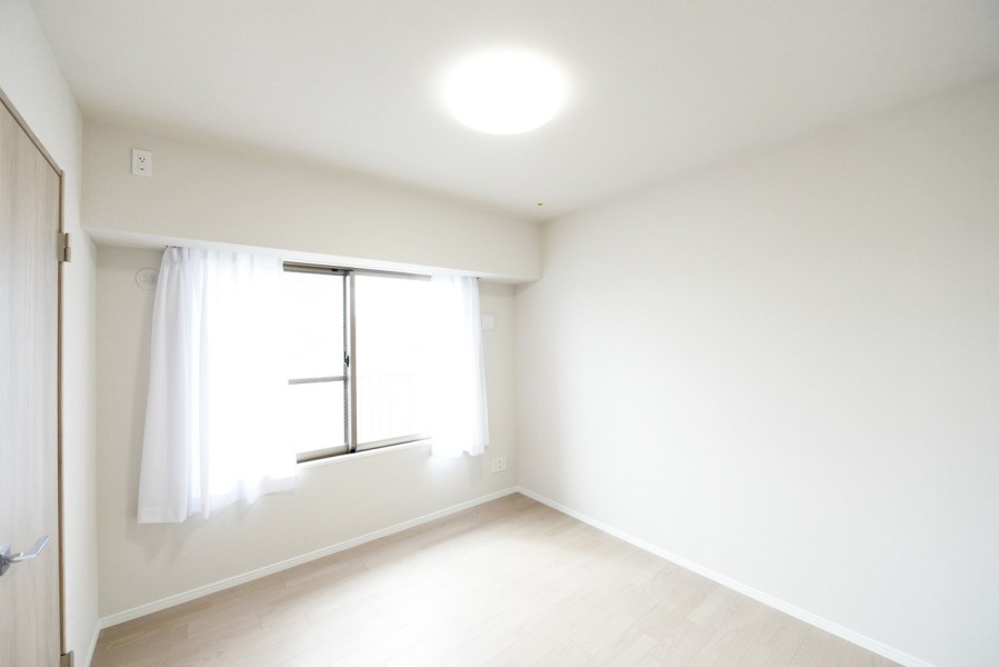 洋室1（約6.2帖）はリビングとはなれて、静かに心と体を休めることができる主寝室におすすめです。洋室全てが南向きで、優しい光が入るお部屋です。