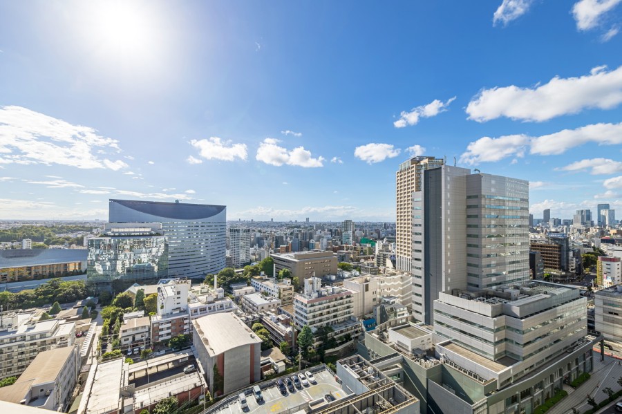 立体的な空間が広がる18階からは、都心らしいビル群と心安らぐ緑が共存した眺望が望めます。活気と安らぎが入り混じる居心地の良いアーバンライフを満喫できます♪